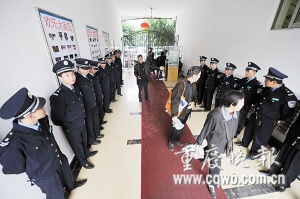 老物管未退新物管已來，小區兩群保安站崗困局